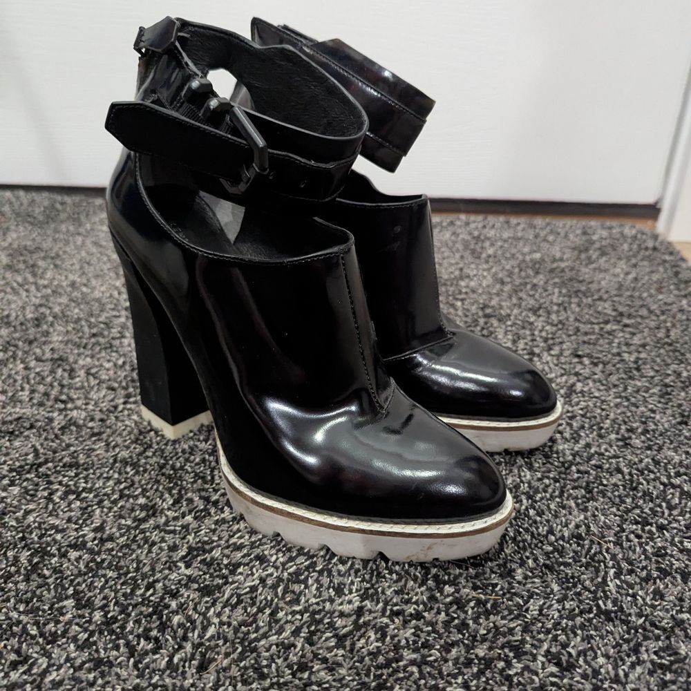 Kenneth Cole Otto Black White Booties Women’s 7 High Heel Edgy Moto Goth